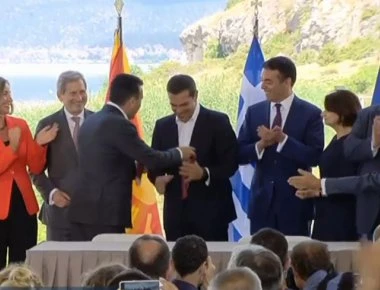 Ο Ζ. Ζάεφ «τρόλαρε» τον Αλ. Τσίπρα χαρίζοντάς του την γραβάτα του (φωτο)
